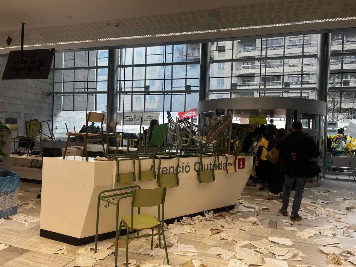 m_a_r_i_a_b's tweet photo. L’OAC és un lloc on els ciutadans van a fer tràmits de la Generalitat. Avui els docents els han fet fora cridant, llençant tot el que trobaven. Saltant a sobre els bancs, les taules i les cadires. 
Tot això està pagat amb els nostres impostos. Això és el que ensenyen a les aules? https://t.co/MaMQYUH65S