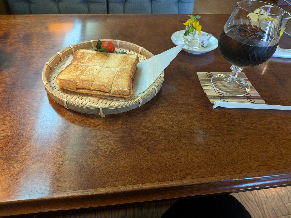 D0Pnma's tweet photo. ジャージでオシャレな喫茶店に入って俺だけめっちゃ浮いてる https://t.co/1d6ORKSLJr