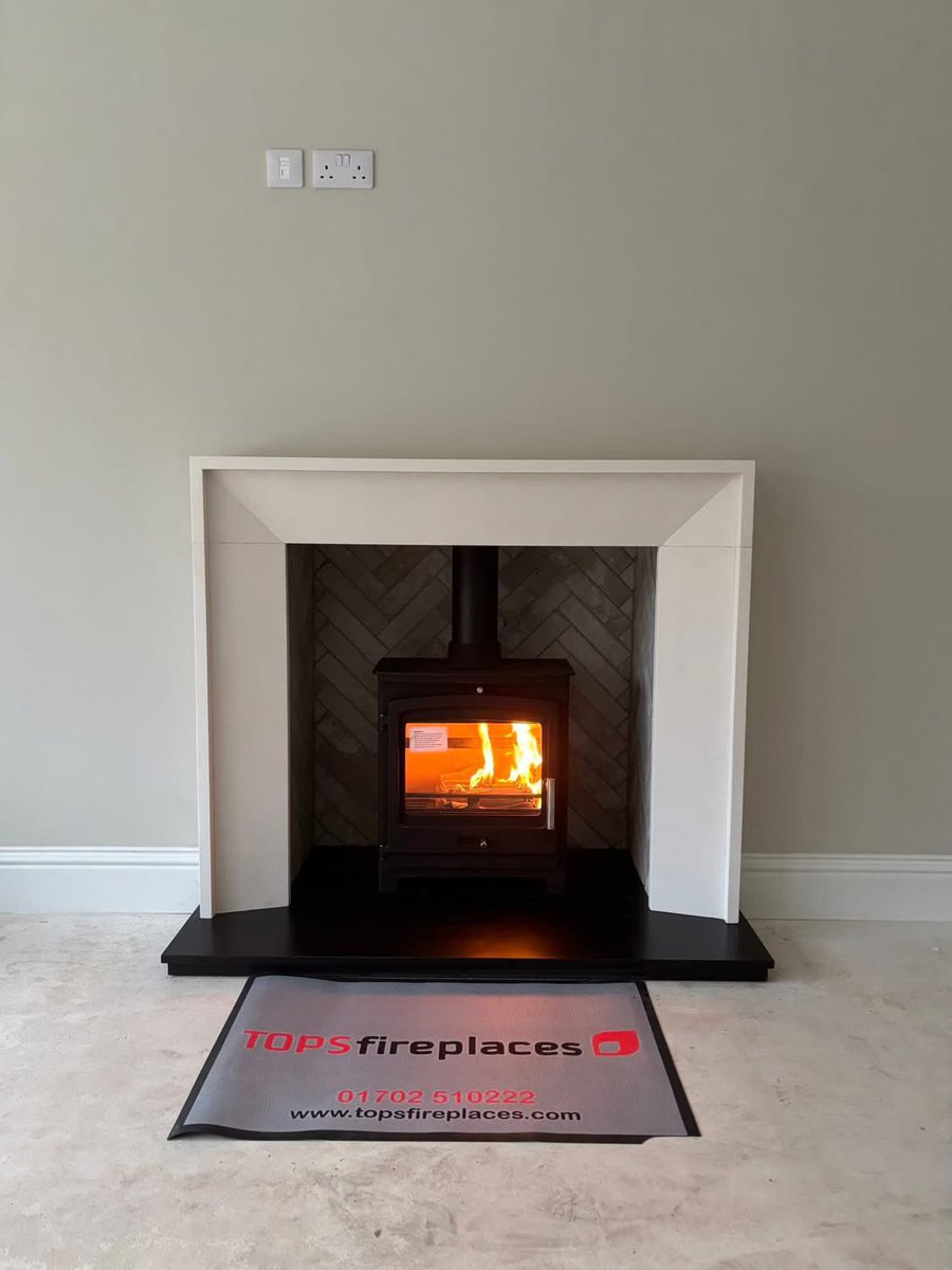 Tops_Fireplaces's tweet photo. The beautifully crafted Capital Marseilles fireplace in Aegean limestone, complemented by honed granite hearths and an elegant ice grey herringbone chamber. Finished with the Portway P2 multi-fuel stove.

#fireplace #logburner #stove #stoveinstallation #homedecor https://t.co/qI9WXG1qai