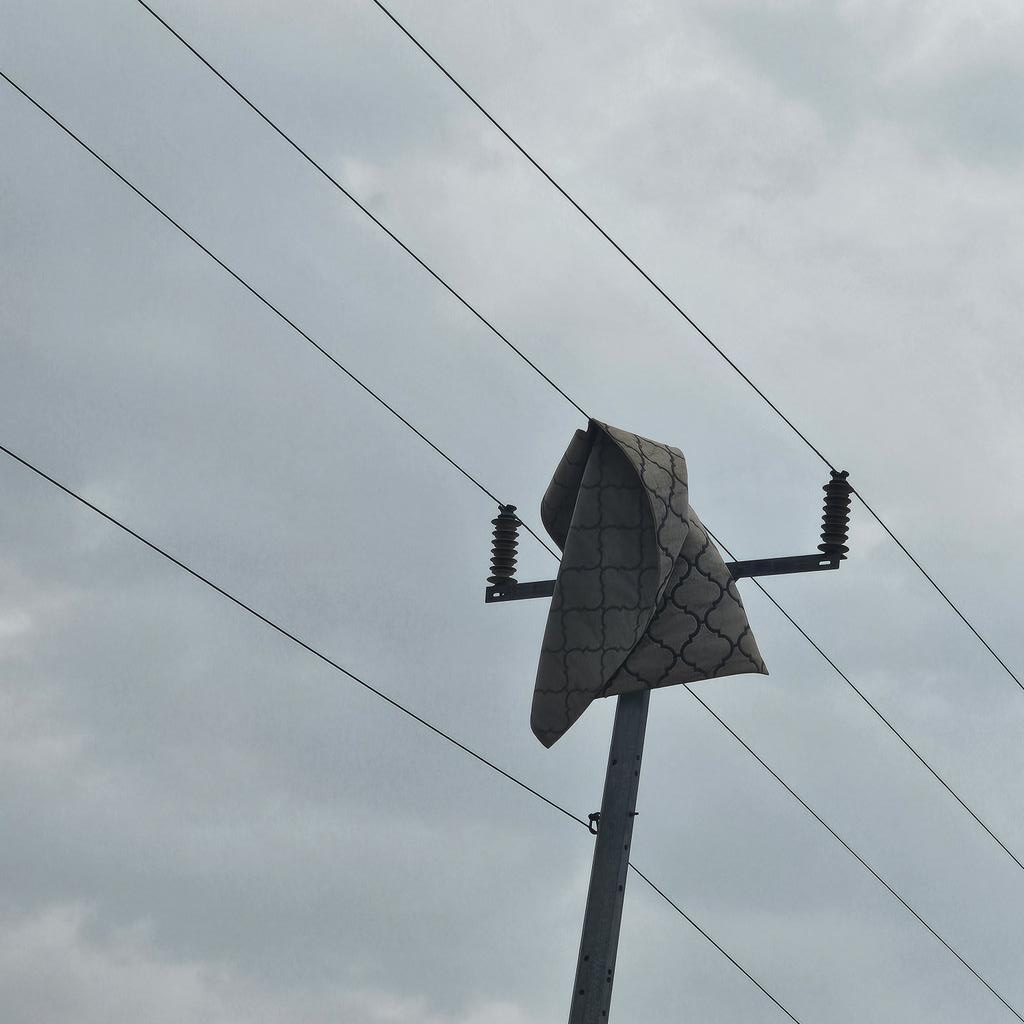 F1517F's tweet photo. @SaudiEnergy من اثر الرياح اليوم فرشه كبيره على اسلاك الضغط العالي ممايشكل خطر على الكهرباء وارواح الناس وتم الاتصال على ٩٣٣ لحل المشكله اكثر من مره ولم يتم التجاوب . الموقع منطقه عسير محافظه بارق امام قاعه رويال https://t.co/CTUzmswF3W