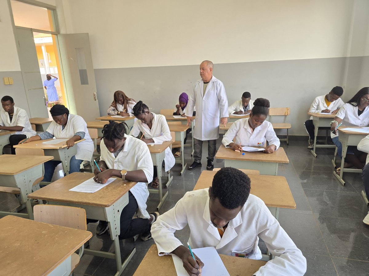 Estudiantes de 6to año de la Facultad de Medicina Raúl Díaz Arguelles García en Guinea Bissau, terminan la rotación de Ginecobstetricia con el Examen Teórico Final de la rotación, éxitos en la promoción. 
#BMCGuineaBissau