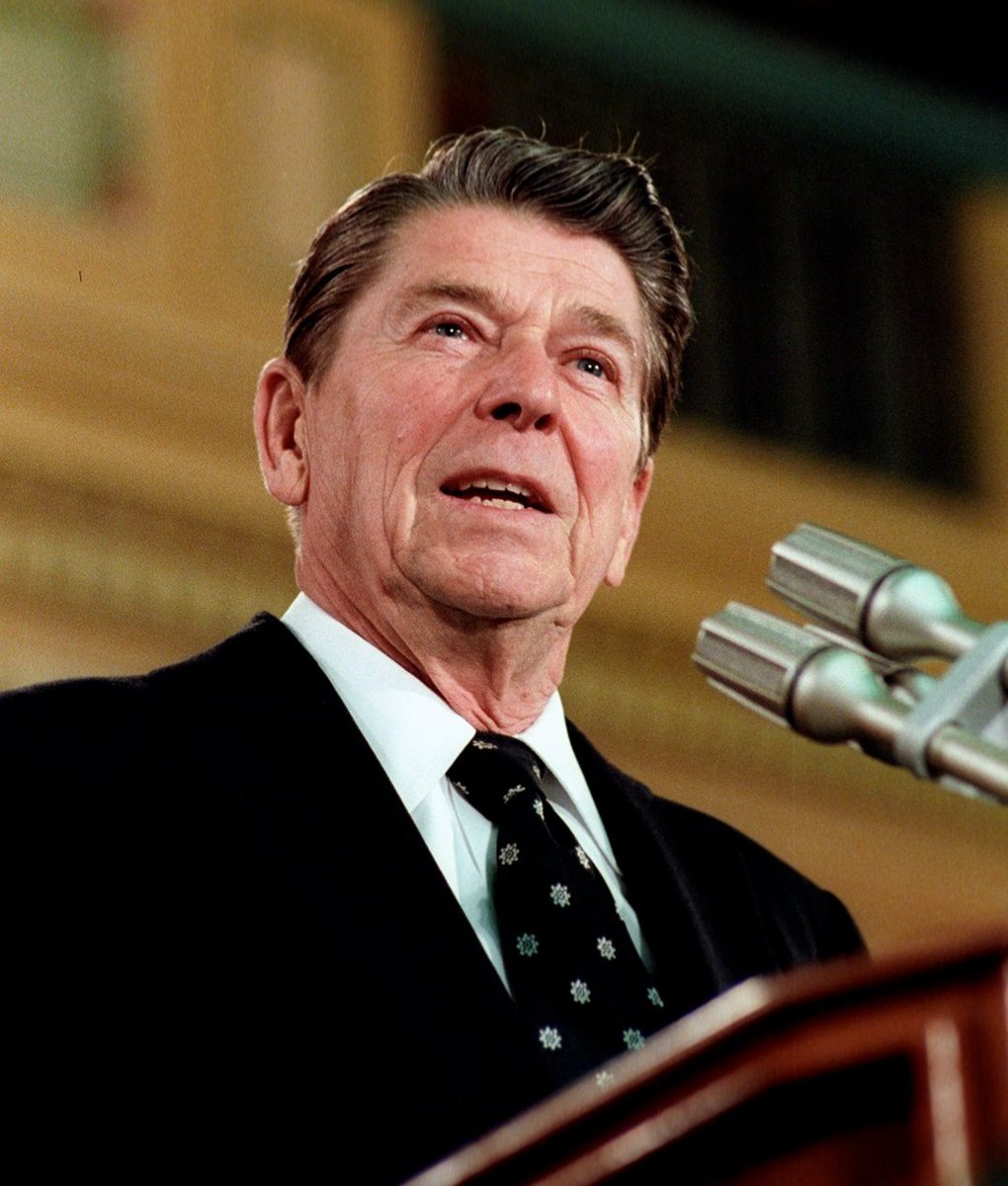 Frases para reflexionar :

“La primera obligación de un gobierno es proteger a la gente, no dirigir sus vidas”

Ronald Reagan