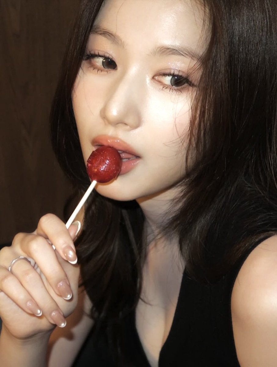 comfortgirls's tweet photo. #SANA 🍒 https://t.co/94WeBVcJFc