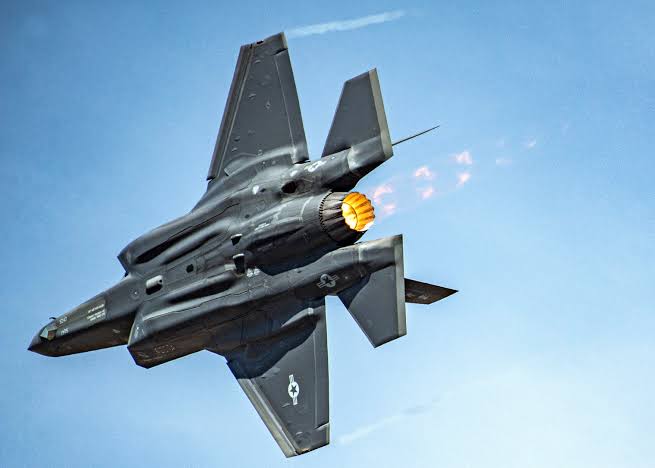 DailyNewsJustIn's tweet image. 🇮🇷🇺🇸🇮🇱 A second US F-35 fighter jet was hit in the skies over Bandar Abbas Province in southern Iran, and the aircraft landed at Al Dhafra Air Base in the UAE.