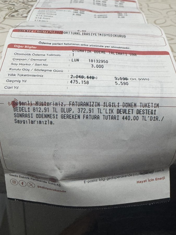 Bir vatandaş elektrik faturasını paylaştı: "Kullandığım kWh belli, birim fiyatla çarpıyorum sonuç tam 440 TL çıkıyor. Matematik ortada. Ama faturanın altına 'Tüketim bedeli 812 TL, devlet desteğiyle 440 TL oldu' yazmışlar."