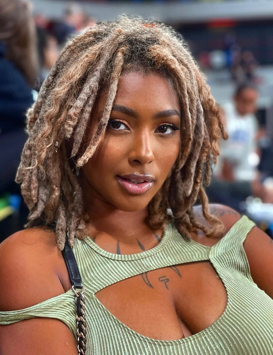 melaninglamour's tweet photo. Staring contest https://t.co/QC4KsZ8AMM