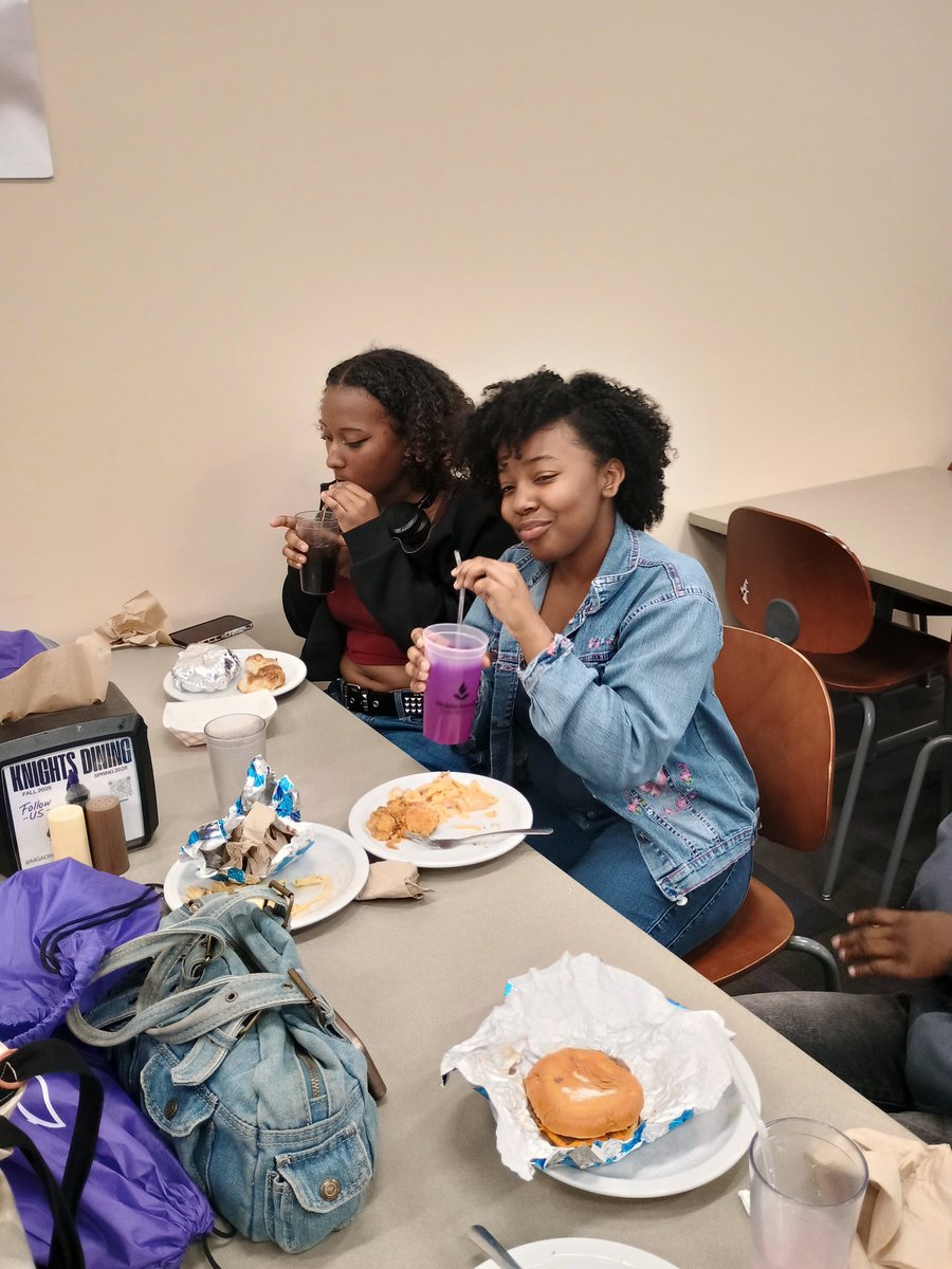 P r e s l e y tweet media