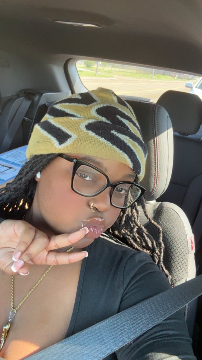 Storm_E23's tweet photo. Pretty and I’m petty asf 💋🤍 https://t.co/zVsLqE227w