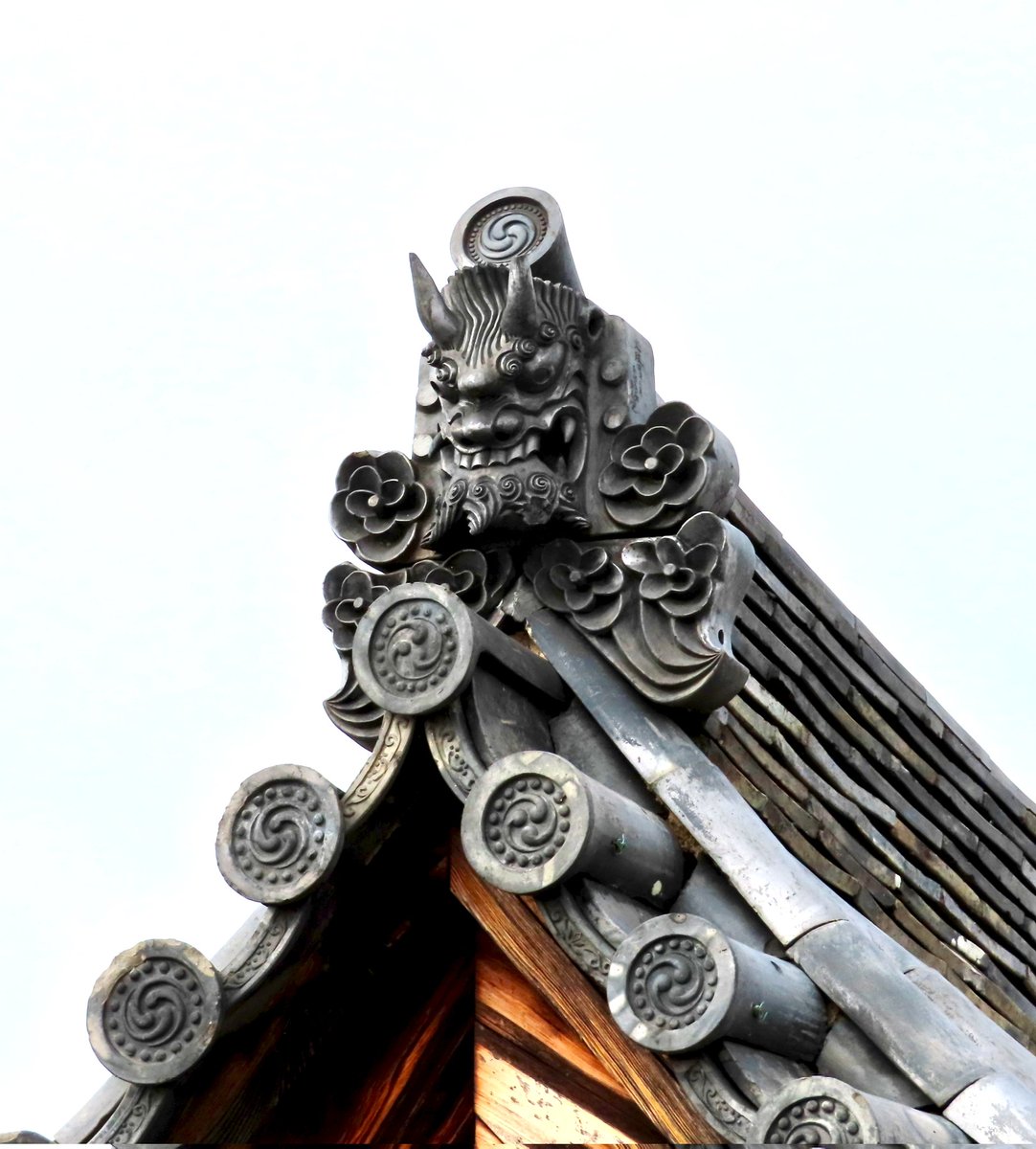 今日の鬼瓦? これぞ鬼瓦と言う感じの 堂々とした瓦ですが 口に何を 