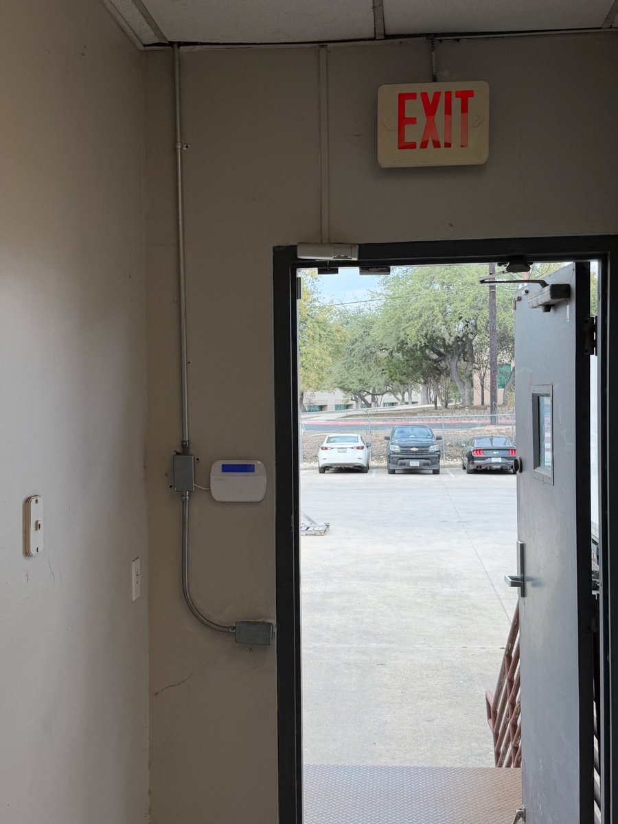 TrueProtection1's tweet image. In this installation, the security keypad is placed next to the employee exit door, which serves an important purpose. Easy access to arm and disarm for employees!

#BusinessSecurity #SecuritySystems #CommercialSecurity #AlarmSystem #SmartSecurity