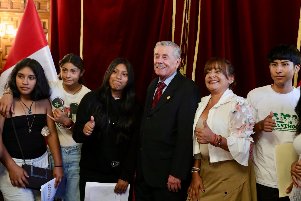 congresoperu's tweet photo. El presidente (e) del Congreso, @Frospigliosi, recibió y escuchó a representantes de asociaciones de niños y adolescentes en situación de extraedad y atraso escolar, en una reunión gestionada por la congresista Kira Alcarraz. (1/2)

🧵👇 https://t.co/D4ri0wbjvJ