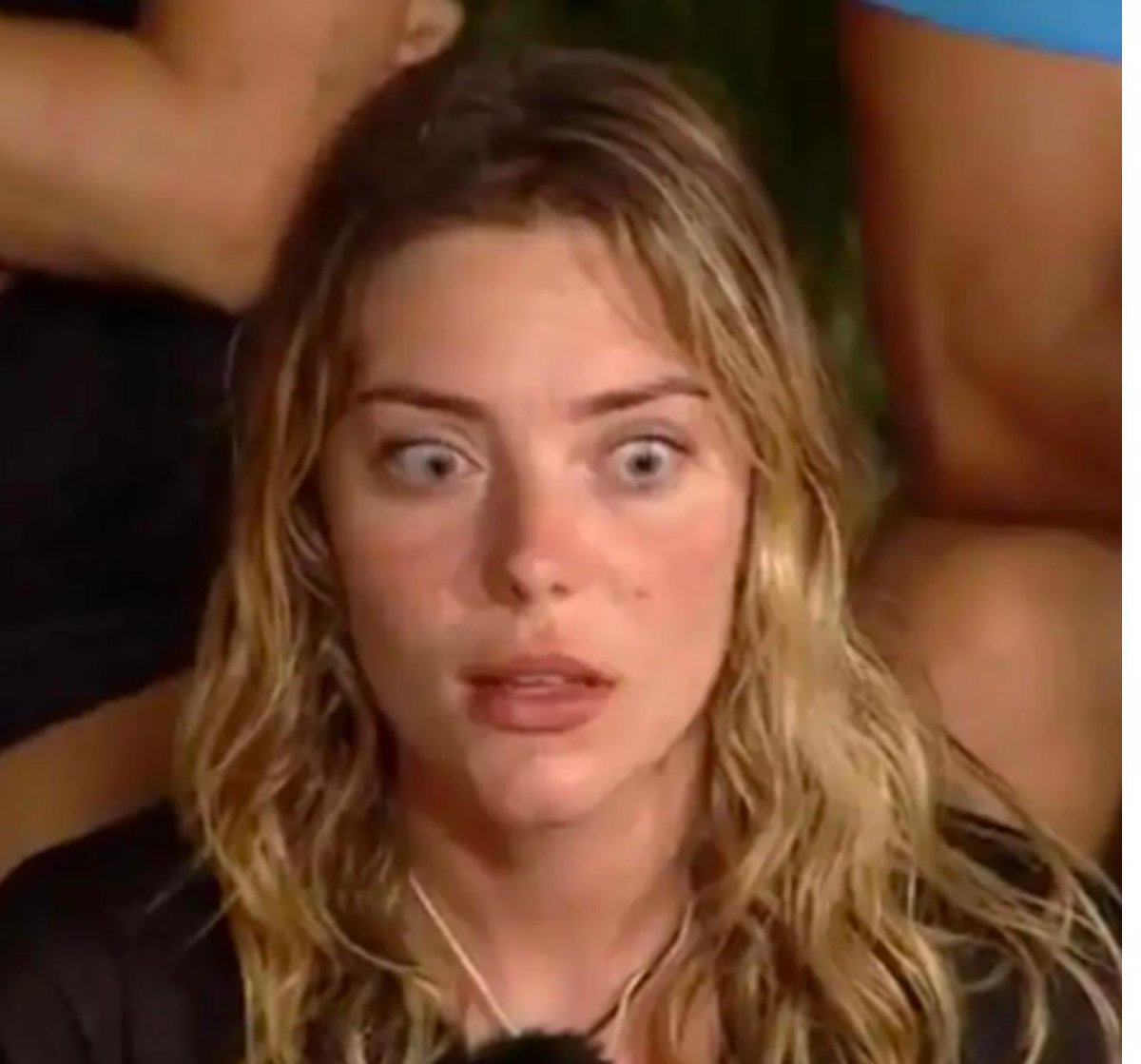 En la primera foto parece una muñeca de cera pero es que si ves la segunda parece una persona diferente. 
Aún así es como una mezcla entre Yola Berrocal y E.T. 

 #SVGala3 #Supervivientes2026 #Supervivientes #SV19M