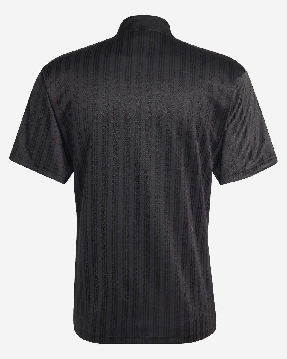 متجر قميص tweet media