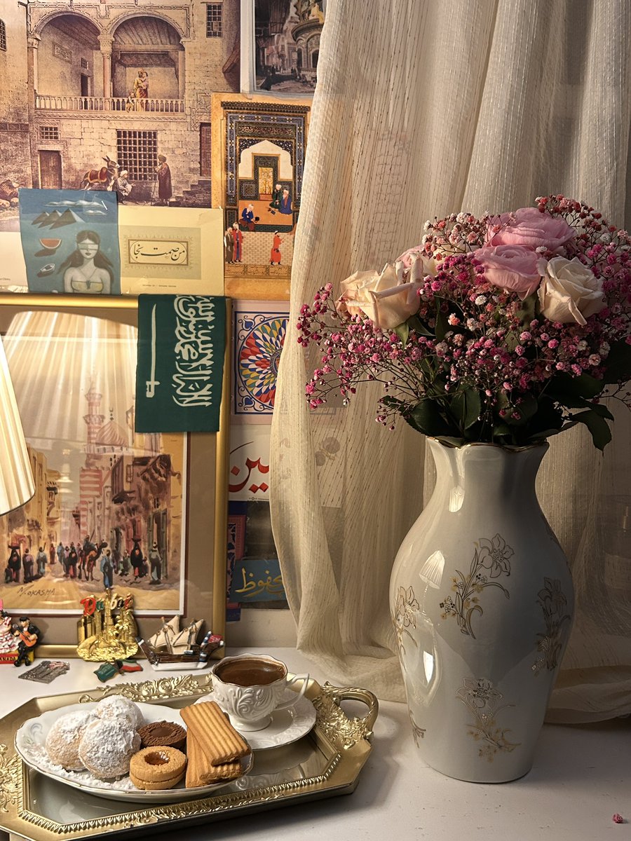 _yasabdullah's tweet photo. أحب العيد لأنه اجتماع الروح على نفسها؛ بهجة انتهاء الصيام وسكينة البصيرة والحكمة الصغيرة التي لمسناها فينا بتدرج ثلاثين يوم، انقضى الشهر وبقيت نفحاته وبقي أثره الشافي.
أحب العيد وكل ذكرى تدور حوله، وكل إلهام جائني في أيامه، وأحب مقالاتي عنه.
في نهاية التغريدة أترك رابط لمقالة قديمة كتبتها مع قوثاما، كخطة عاجلة لاستشعار سعادة العيد، أتخيل إنها قد تُفيد مع يعاني اغترابًا مع العيد، ومقالة أخرى قديمة كتبتها في بوابة الأهرام عن كحك العيد، حبيب الملايين 🥰🤍..

https://t.co/oCotY9X21Z

https://t.co/VbFzDtA1sL