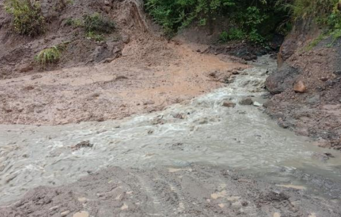 COENPeru's tweet photo. El 18/3 se registraron #LluviasIntensas en las localidades Huichccana y Puerto San Antonio, distrito #Roble, provincia Tayacaja (Huancavelica), que interrumpe el tránsito en el tramo Huichccana – Puerto San Antonio. Gobierno local inició la gestión para el traslado de maquinaria a la zona a finde ejecutar los trabajos de limpieza y mantenimiento de la vía.