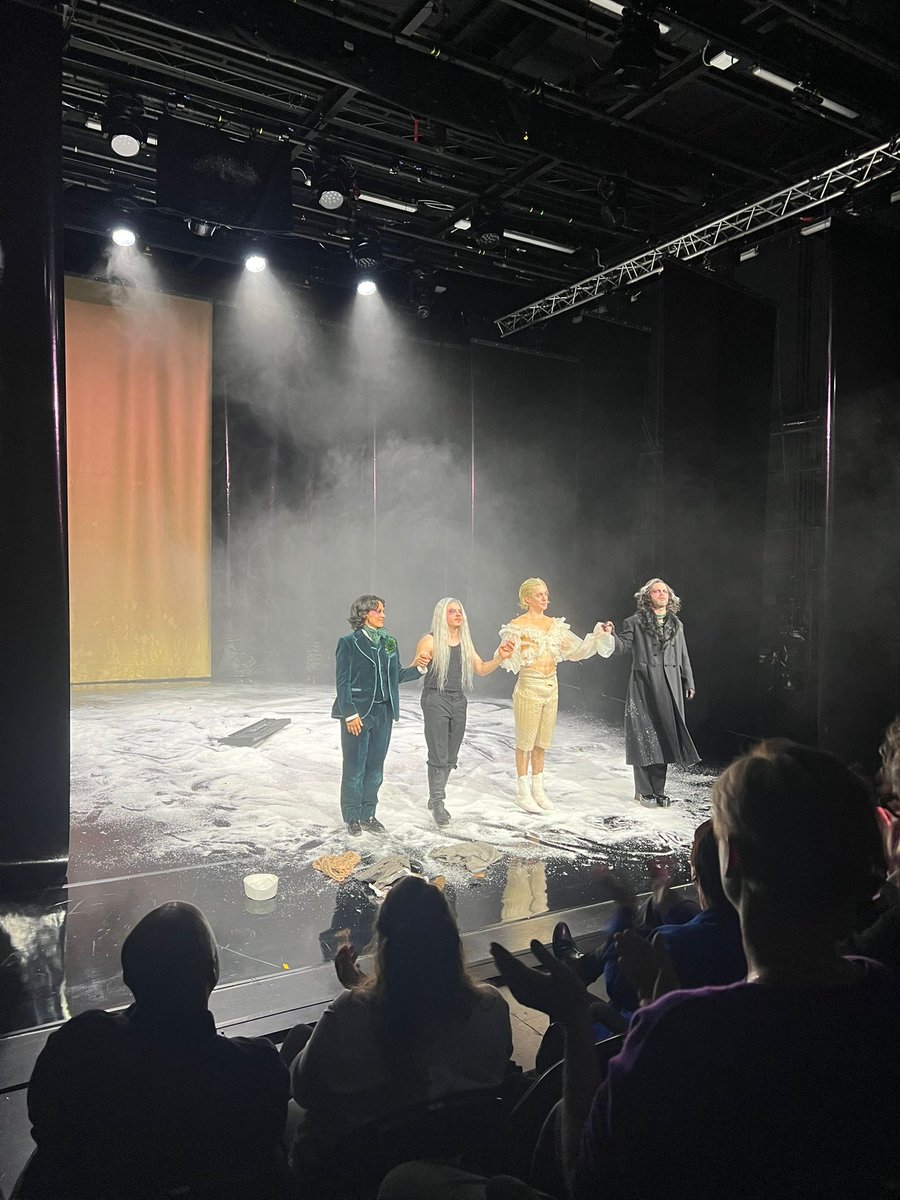 Berliner Ensemble tweet media