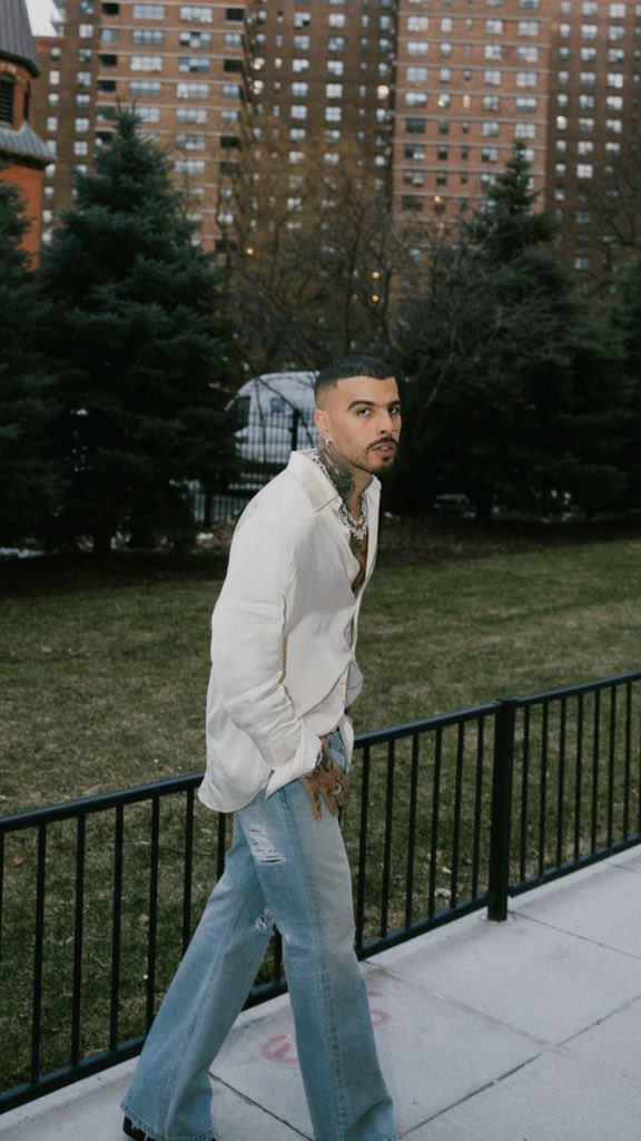 la uniceja me mata diossss que hermoso hombre