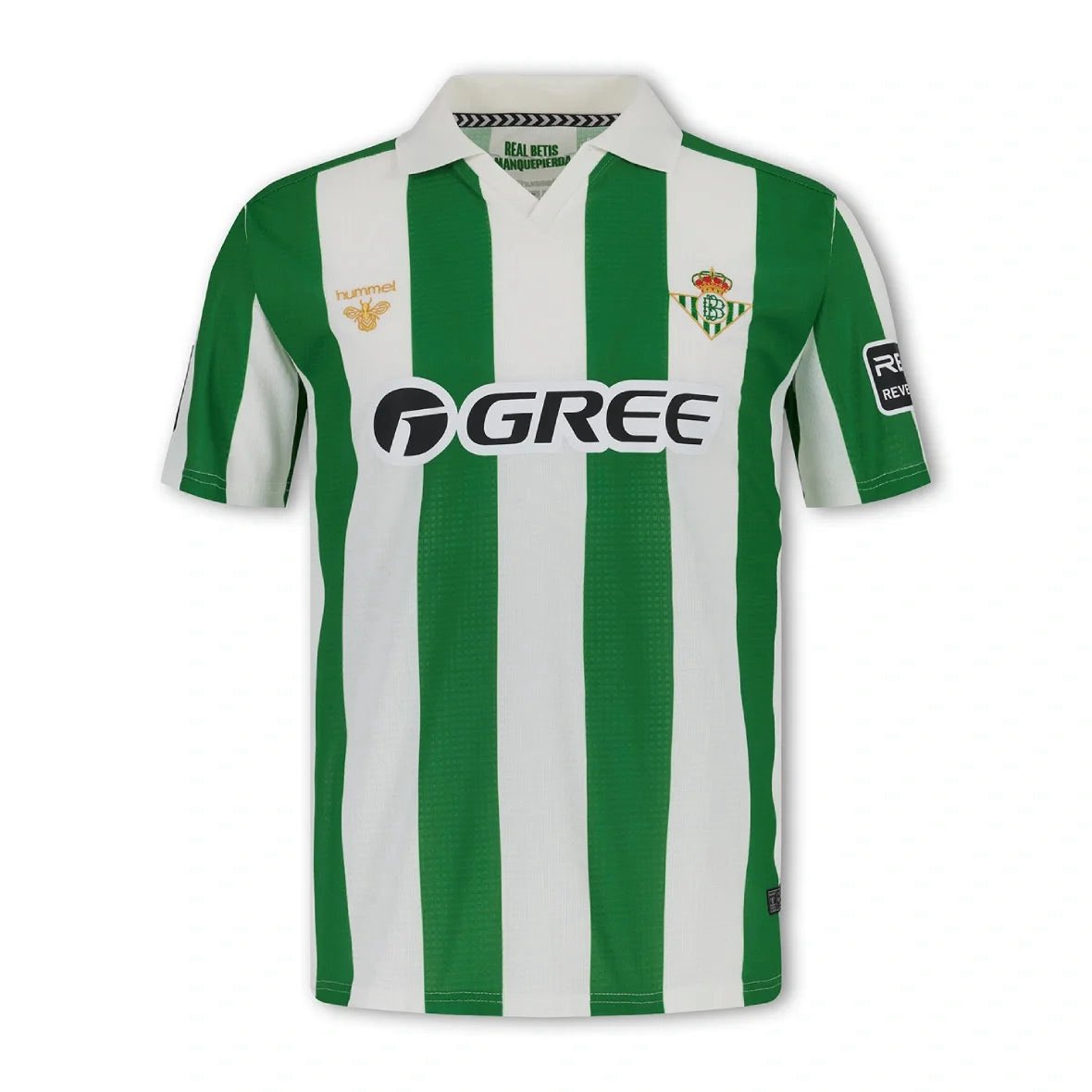 TinteroVB's tweet photo. 🟩 Así son las camisetas retro del Real Betis con las que disputará la jornada retro de LaLiga

La camiseta está inspirada en distintos elementos de las equipaciones históricas del Real Betis Balompié, construyendo un homenaje transversal que evoca cuatro décadas de memoria verdiblanca sin replicar un modelo concreto. El diseño recupera la arquitectura clásica y recta de finales del siglo XX, las rayas verdiblancas de anchura estándar al estilo de los años 60 y 70, el cuello abierto en pico con ligera solapa propio de los 80 y una versión bordada del escudo utilizada a principios de los 90. El resultado es una prenda que conecta generaciones y refuerza el vínculo entre tradición, identidad y presente.