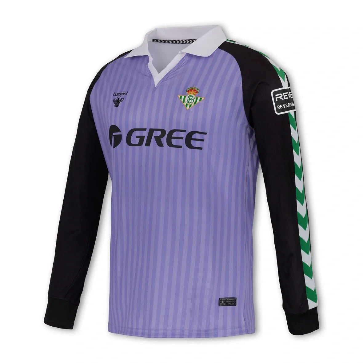 TinteroVB's tweet photo. 🟩 Así son las camisetas retro del Real Betis con las que disputará la jornada retro de LaLiga

La camiseta está inspirada en distintos elementos de las equipaciones históricas del Real Betis Balompié, construyendo un homenaje transversal que evoca cuatro décadas de memoria verdiblanca sin replicar un modelo concreto. El diseño recupera la arquitectura clásica y recta de finales del siglo XX, las rayas verdiblancas de anchura estándar al estilo de los años 60 y 70, el cuello abierto en pico con ligera solapa propio de los 80 y una versión bordada del escudo utilizada a principios de los 90. El resultado es una prenda que conecta generaciones y refuerza el vínculo entre tradición, identidad y presente.