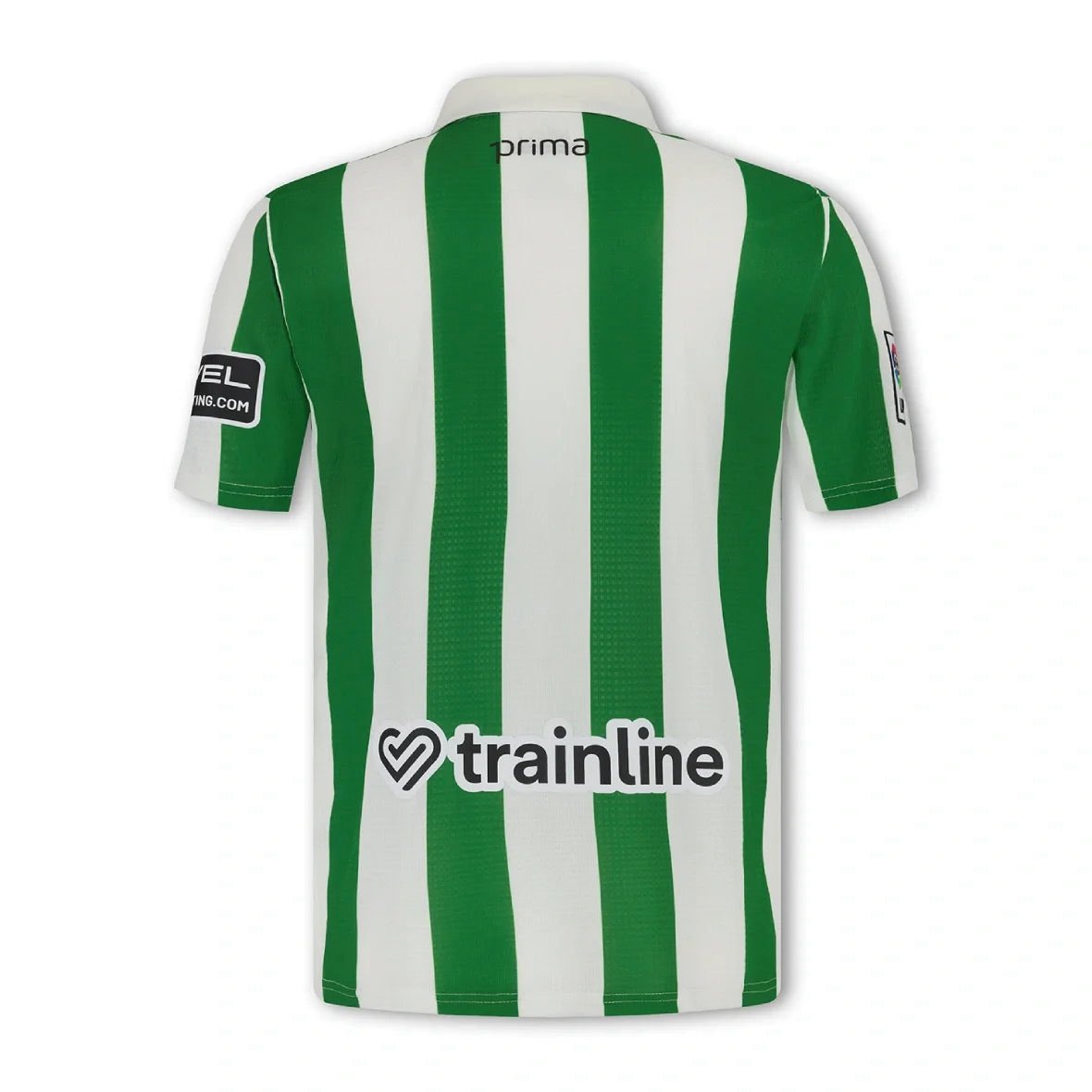 TinteroVB's tweet photo. 🟩 Así son las camisetas retro del Real Betis con las que disputará la jornada retro de LaLiga

La camiseta está inspirada en distintos elementos de las equipaciones históricas del Real Betis Balompié, construyendo un homenaje transversal que evoca cuatro décadas de memoria verdiblanca sin replicar un modelo concreto. El diseño recupera la arquitectura clásica y recta de finales del siglo XX, las rayas verdiblancas de anchura estándar al estilo de los años 60 y 70, el cuello abierto en pico con ligera solapa propio de los 80 y una versión bordada del escudo utilizada a principios de los 90. El resultado es una prenda que conecta generaciones y refuerza el vínculo entre tradición, identidad y presente.