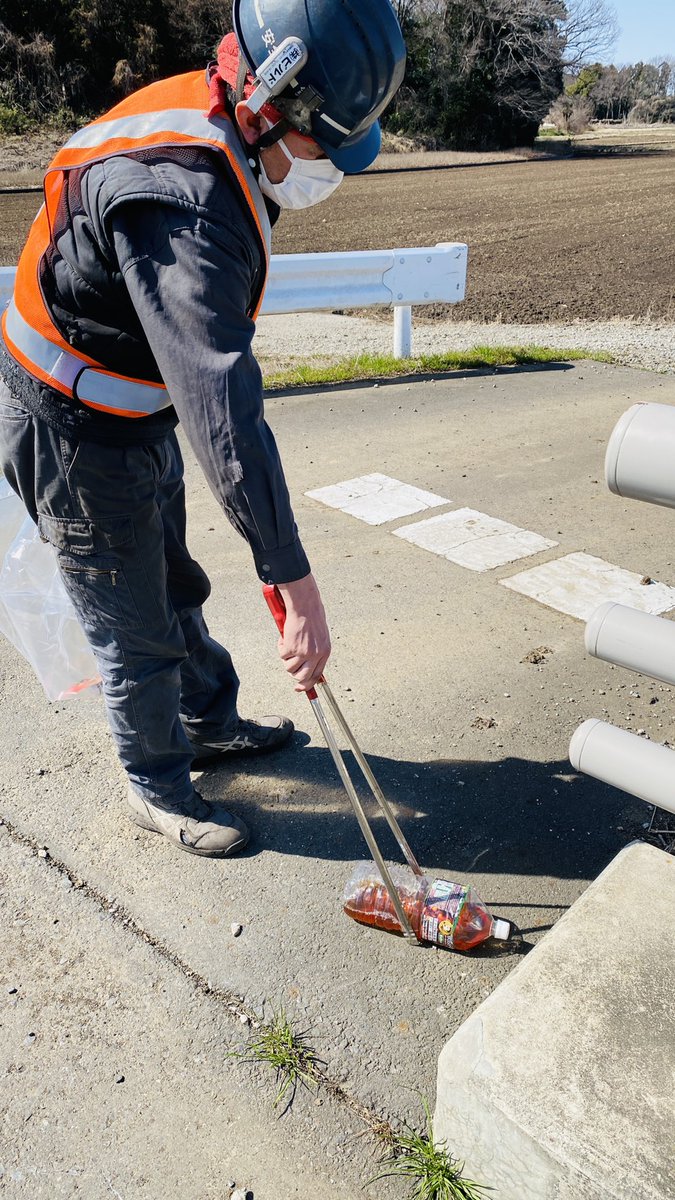 build_20190301's tweet photo. ２０２６.３月ゴミ拾い大作戦1
#ゴミ拾い 📷ポイ捨てが少しでも減りますように…  
汚物捨てる人、拾う人 ＃ペットボトルは汚物入れではない https://t.co/WVukXqGUKz