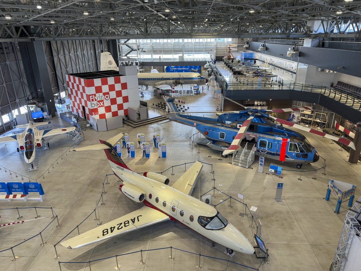 実は愛知県には、かつての空港(名古屋飛行場)の国際線旅客ターミナルビルを再利用して作られた、とてもユニークなショッピングモールがあります。そして、そこには巨大なナムコのアミューズメント施設もあるんです♪🕺
空港時代の面影を残す、開放的な吹き抜けや構造が特徴的です🛒💭🎫✈️