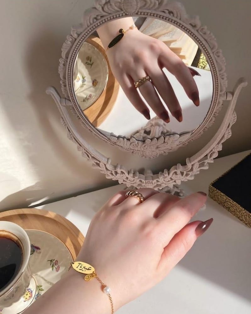 عاد عيدك يالغنوج أم الحلايا
يامهاة الصيد عوق المترفاتي

امشي بزينك على كبود الصبايا
غيضي نفوس البنات الحاقداتي

في نهار العيد راحوا لك ضحايا
مابقى للغيد شي من الصفاتي

من جمالك تخجل وجيه المرايا
كيف عاد الناس يا الله الثباتي