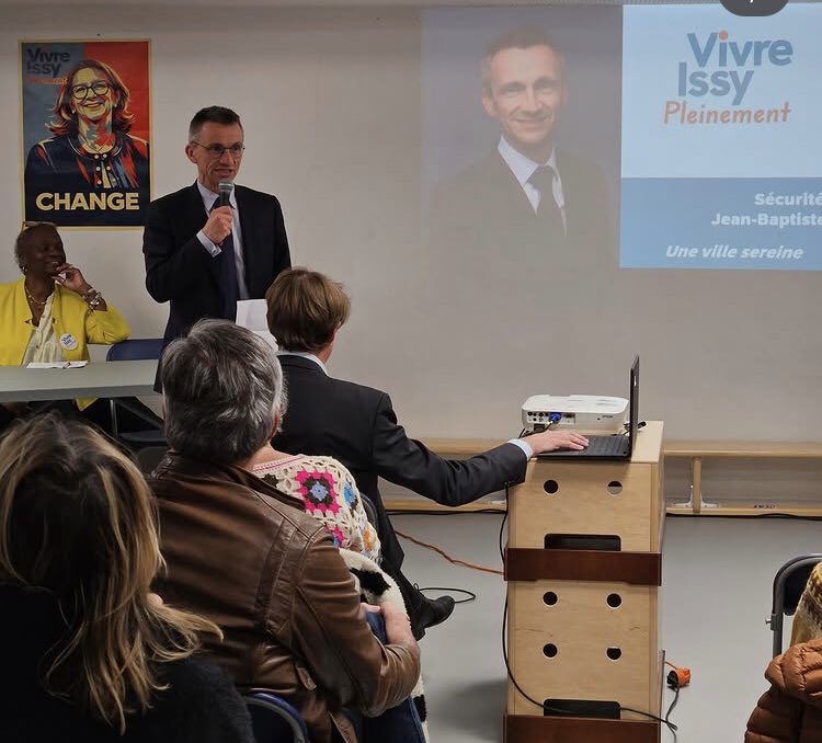Salle comble et superbes échanges ce jeudi soir pour la dernière réunion publique de <a href="/vivreissy/">Vivre Issy Pleinement</a> à l’école Françoise Giroud à #Issy. 
Une vraie volonté d’un nouveau souffle pour notre ville !

Dimanche, second tour des #Municipales2026 : votez <a href="/vessieremartin1/">Vessiere Martine</a> , tapez 5️⃣ !!!