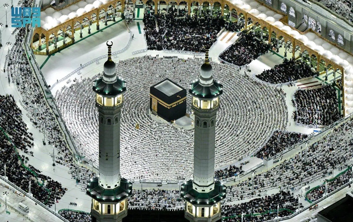 essa_graba's tweet photo. وَطَنِي…وفَوقَ تُرَابِهِ وَطَنٌ
نُورُ السَّمَاءِ هَمَىٰ فَرَوَّاهُ!

أنَّىٰ نظرْتَ رأيْتَ خَيرَ ثرَىً
يُنْبِيْكَ عنْ مَعْنَاهُ مَغْنَاهُ!

مُذْ مَدَّ إبراهيمُ… فيهِ يداً
يَدْعُو…وعَينُ اللهِ ترْعَاهُ!

فاحْفَظْهُ ياأللهُ…كَمْ مُهَجٍ
تَدْعُو بِهَا والحَافِظُ اللهُ!
#عيسى_جرابا https://t.co/JNJqfuXgfB
