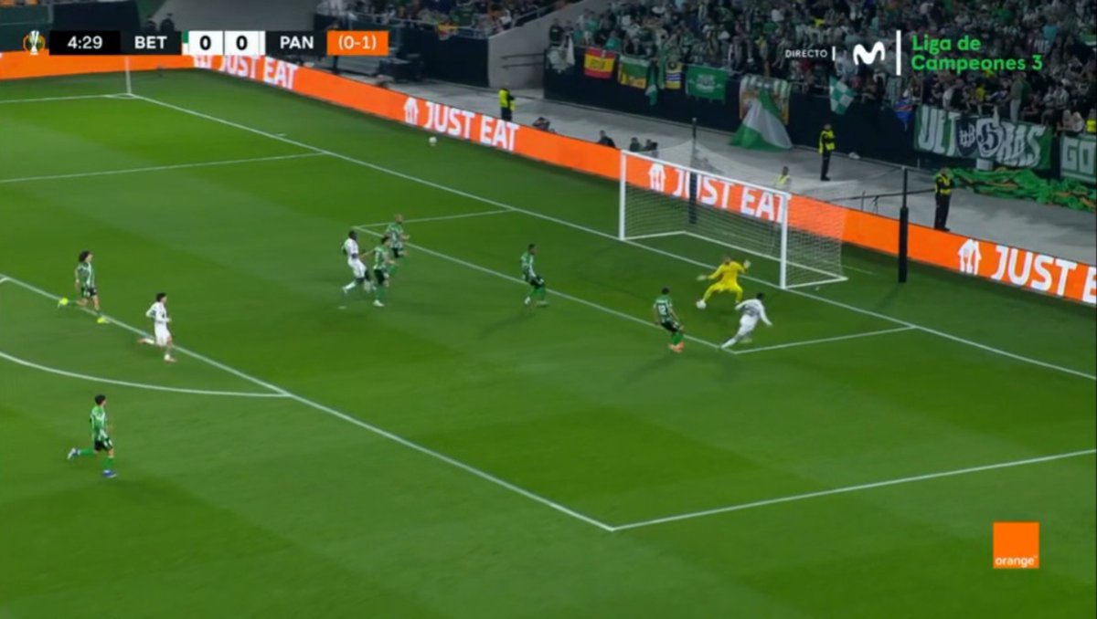 alvaritomfs's tweet photo. Aquí estuvo la eliminatoria. Aquí pudo cambiar todo. En el minuto cuatro. Pau López, salvando al Betis. Una vez le tocó intervenir... y no falló. La importancia de tener un portero de garantías. Decisivo. https://t.co/P3Tt6HWbDI