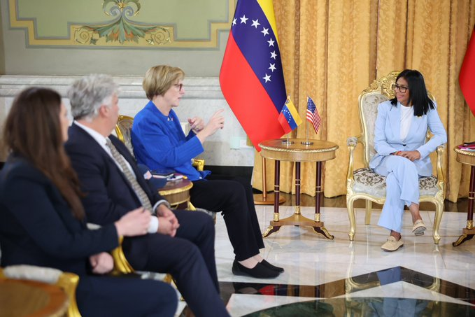 AYER EN EL PARLAMENTO, HOY EN MIRAFLORES

Laura Dogu pasa revista a lo que está haciendo el régimen tutelado. Ayer estuvo en el Parlamento; hoy en la sede política del régimen. La acompañan los senadores de EEUU de visita en Venezuela.