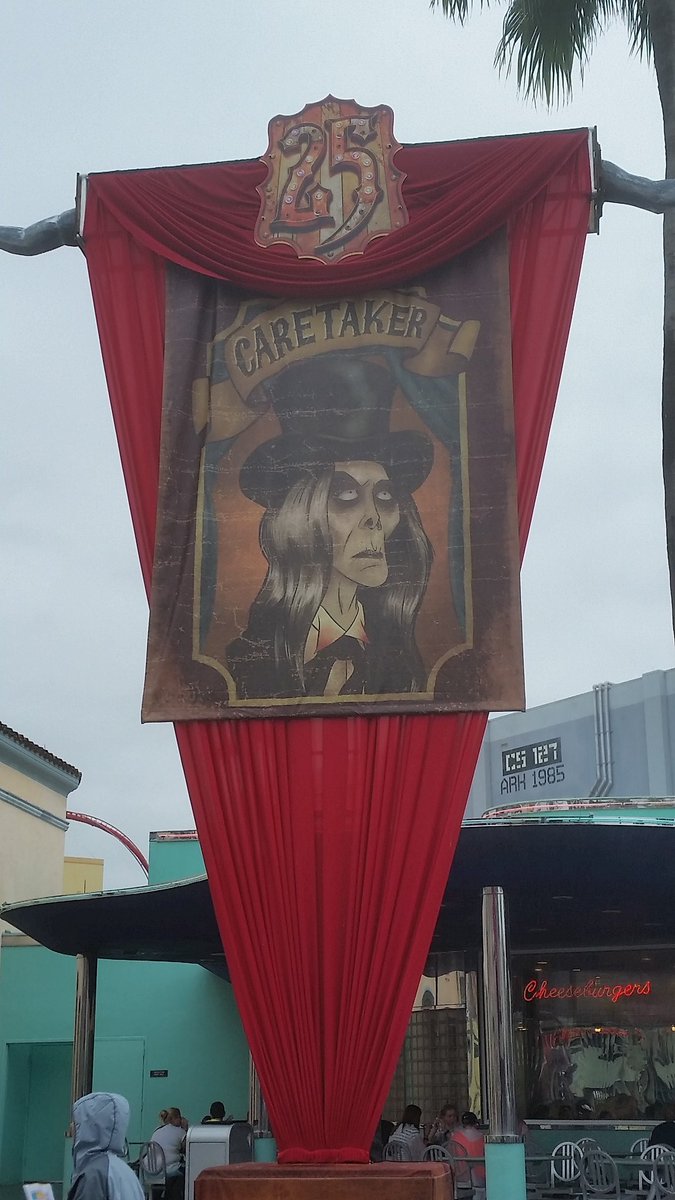 Really hoping we can get a zone that gives us the interactions and vignettes for the icons that #HHN25 did. Also the art for that year was so good
#HHN #HHN35
