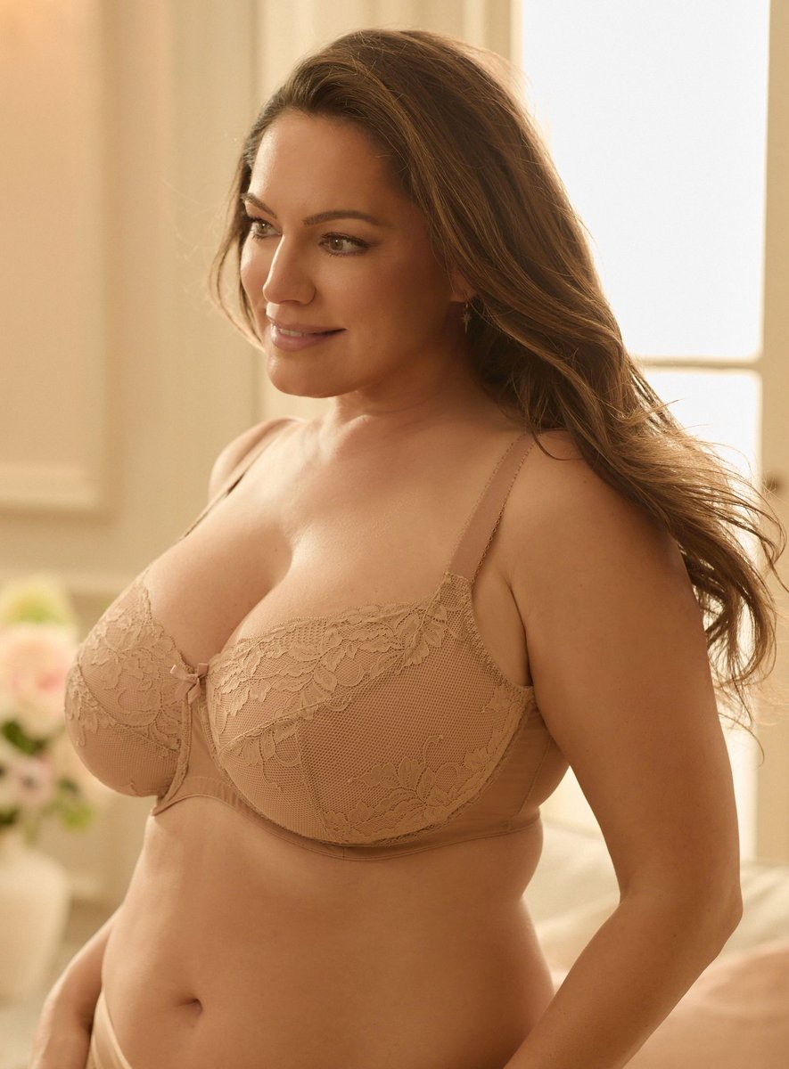 Star_Throbs's tweet photo. Kelly Brook turning https://t.co/7xnNre27bc