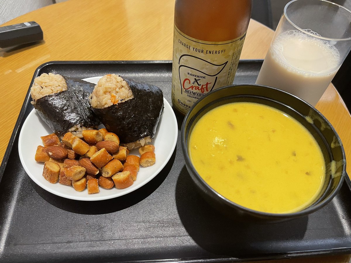 日本帰国して、荷物だけ取り替えて、そのまま沖縄にビューン。
昨日の夜到着して、まずは、お酒のスマイルさんで、試飲から。
毎回春雨から飲んでますが、宮国さんがいなくなってからもう荒濾過は作って無いという噂も。