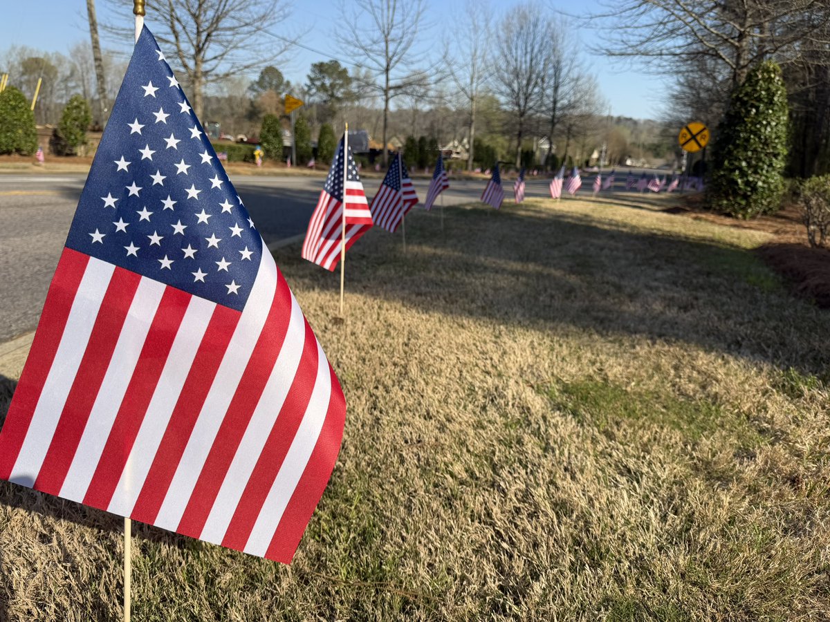 Hundreds of American flags line Major Alex Klinner’s neighborhood in Trussville , AL. He was one of 6 airmen killed when their tanker went down in Iraq in support of Operation Epic Fury. 🇺🇸🙏