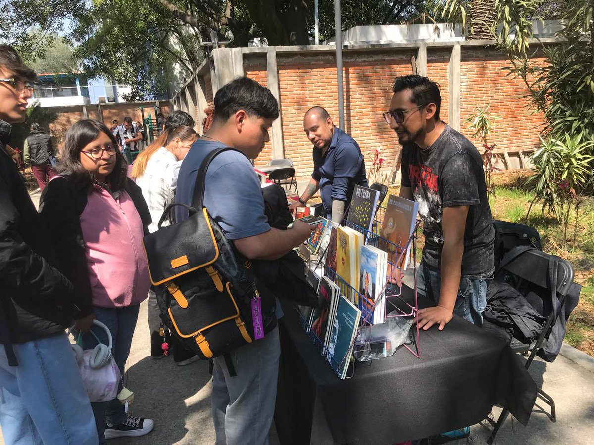 UNRCastellanos's tweet photo. ✨📚 ¡Letras, #ComunidadUNRC y mucha pasión! 📚✨

Así se vivió la presentación editorial de "Los muertos no hablan" en la 📍 U. A. Casco de Santo Tomás. Tuvimos el honor de charlar con Christian Sainos sobre su proceso creativo y los misterios que envuelven su libro. 📖👀 https://t.co/5iGsBE2yWL