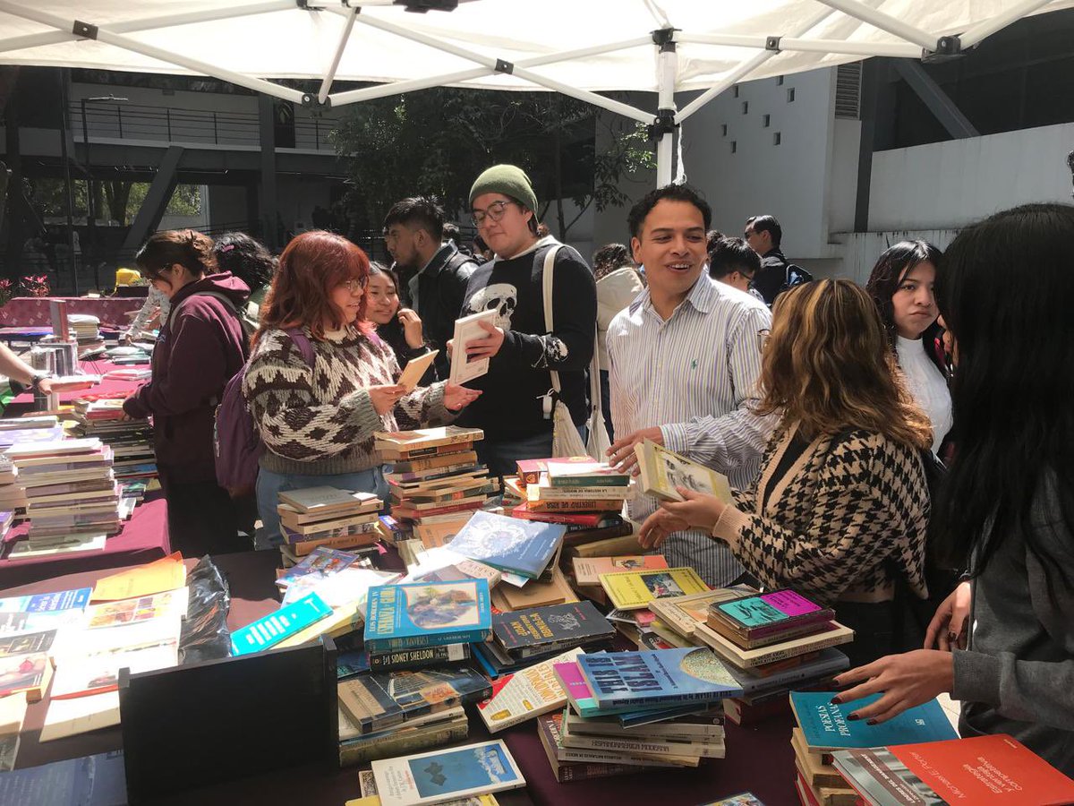 UNRCastellanos's tweet photo. ✨📚 ¡Letras, #ComunidadUNRC y mucha pasión! 📚✨

Así se vivió la presentación editorial de "Los muertos no hablan" en la 📍 U. A. Casco de Santo Tomás. Tuvimos el honor de charlar con Christian Sainos sobre su proceso creativo y los misterios que envuelven su libro. 📖👀 https://t.co/5iGsBE2yWL