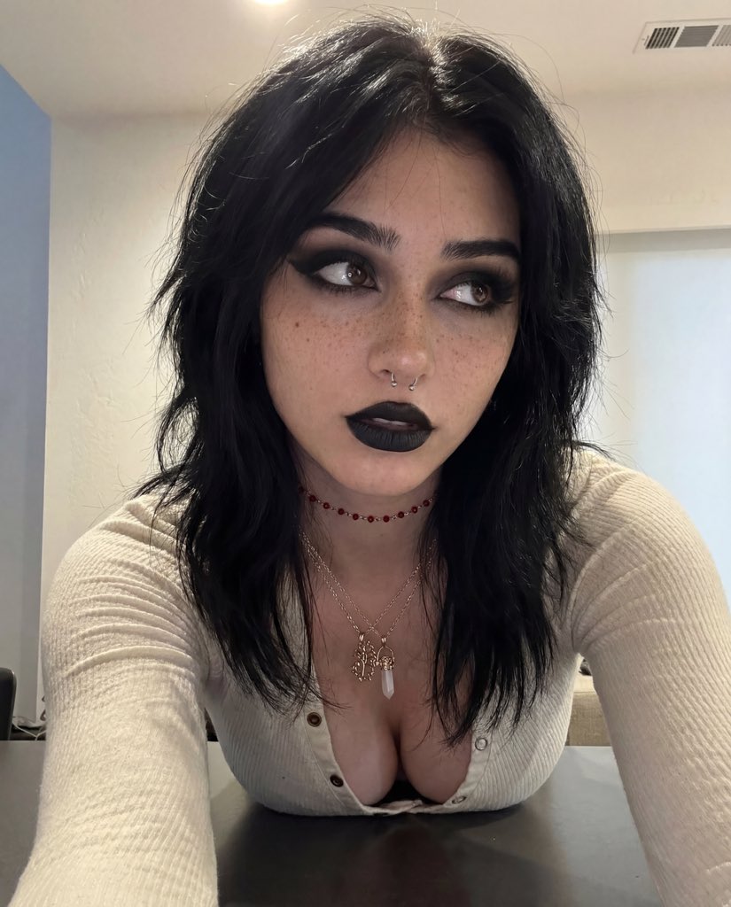 Vickythegoth tweet media