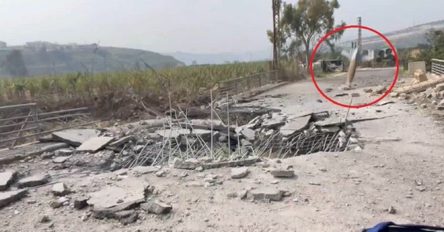 RT Muhabiri ve kemaraman nasıl kurtuldu 💥

Daha önce vurulmuş köprüdeler. Kayıt yapıyorlar. 

“Dronla bizi izliyorlardı” 
Jete koordinat verdiler. O da aniden gelip bombayı bıraktı. 

Bomba tesadüf o delikten aşağı düşüp aşağıda patlamış. Yoksa parçaları kalmazdı