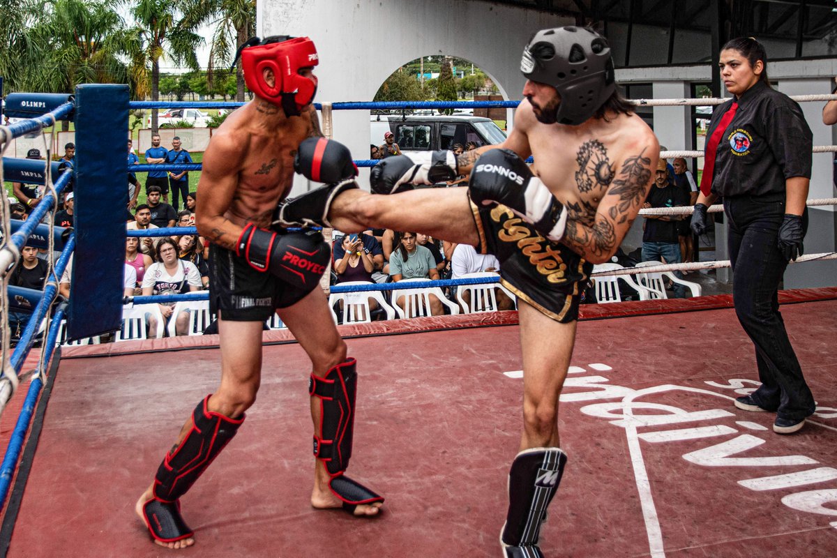 luleonelsuarez's tweet photo. ✊🏼Victoria en Ring.
⚫Capturas de mi pelea en el evento INDOMITUS, representando al Castro KB Clan, en Kickboxing 60kg.

Parque Regional, VGG. https://t.co/GJWNLSl26H