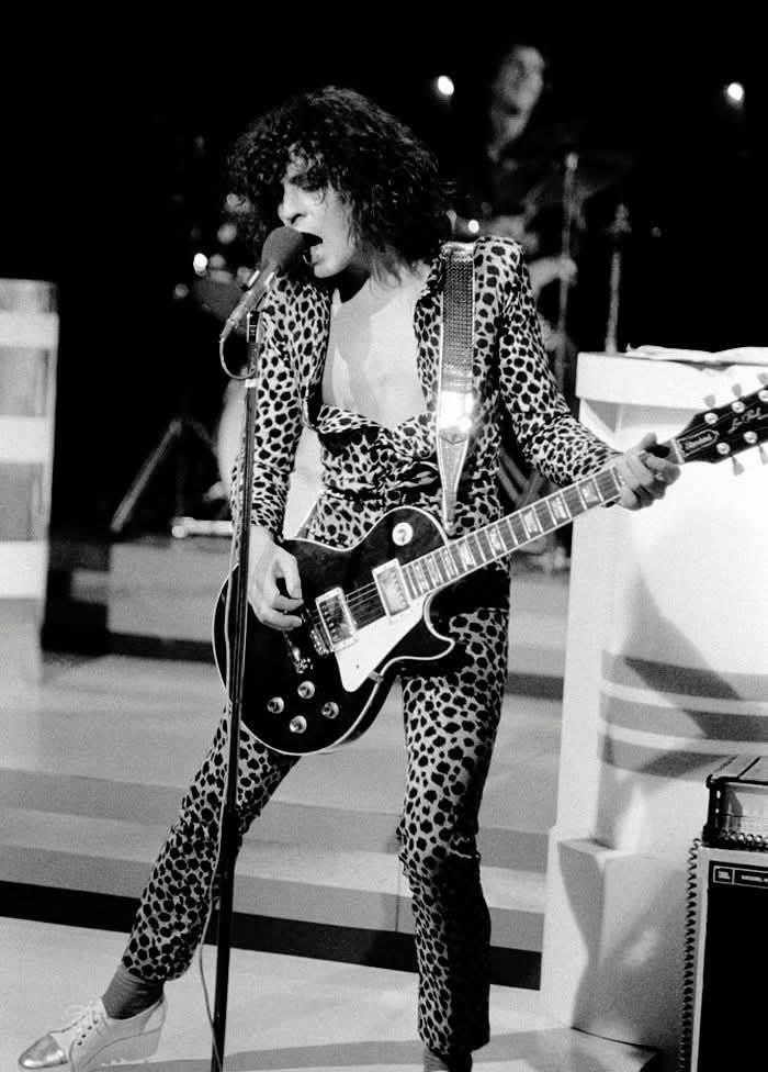 T_Rex_Official's tweet image. Marc giving his all on the MARC show.

Relive the songs this Record Store Day on April 18th sourced directly from the ¼” studio tapes  – the definitive ‘MARC’ show recordings from 1977.

Discover more here: recordstoreday.co.uk/record/recRmIq…

#TRex #MarcBolan #MARC #RSD26 #RecordStoreDay