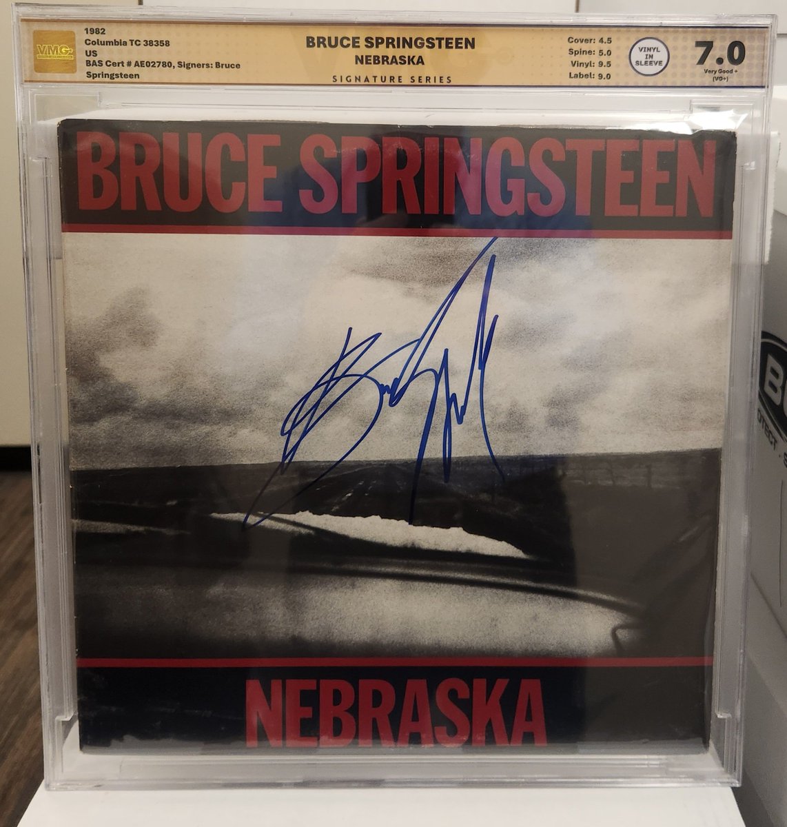 CuratedLegacy_'s tweet photo. 1982 1st Press Bruce Springsteen Nebraska. Recorded without the E Street Band at his rental property in Colts Neck NJ. On many top 50 all time lists. Beautiful full auto and slabbed by @VMGvinyl wirh a cert from BAS. @darrenrovell @Will__Stern @bigbridealguy @Bigpapi343 https://t.co/EBIolfE7Uk