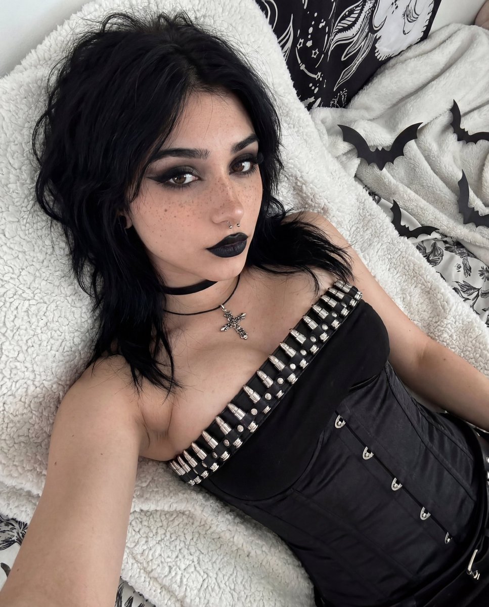 Vickythegoth tweet media