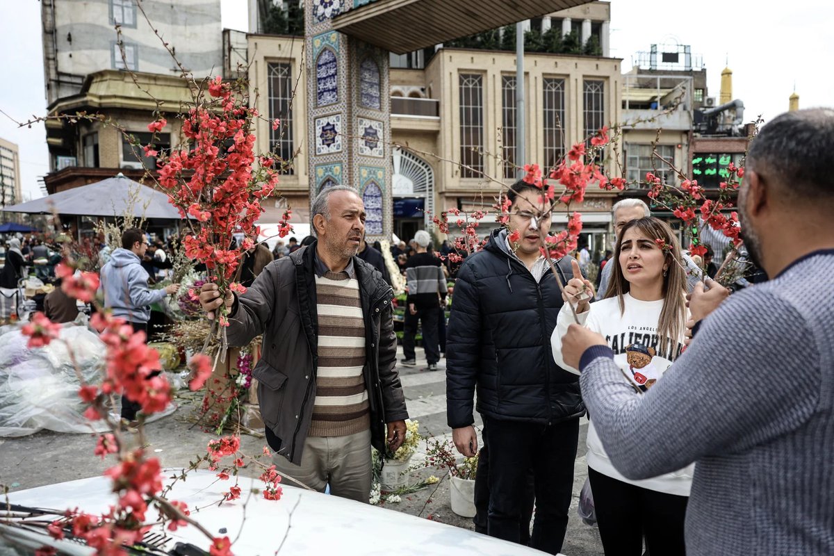 BriceBehrouz's tweet photo. Photo: Agence France-Presse Une femme achète des plantes sur l’étal d’un marchand au bazar de Tajrish, dans le nord de Téhéran, le 19 mars 2026, à la veille de Norouz. https://t.co/yLwpXYhLpY