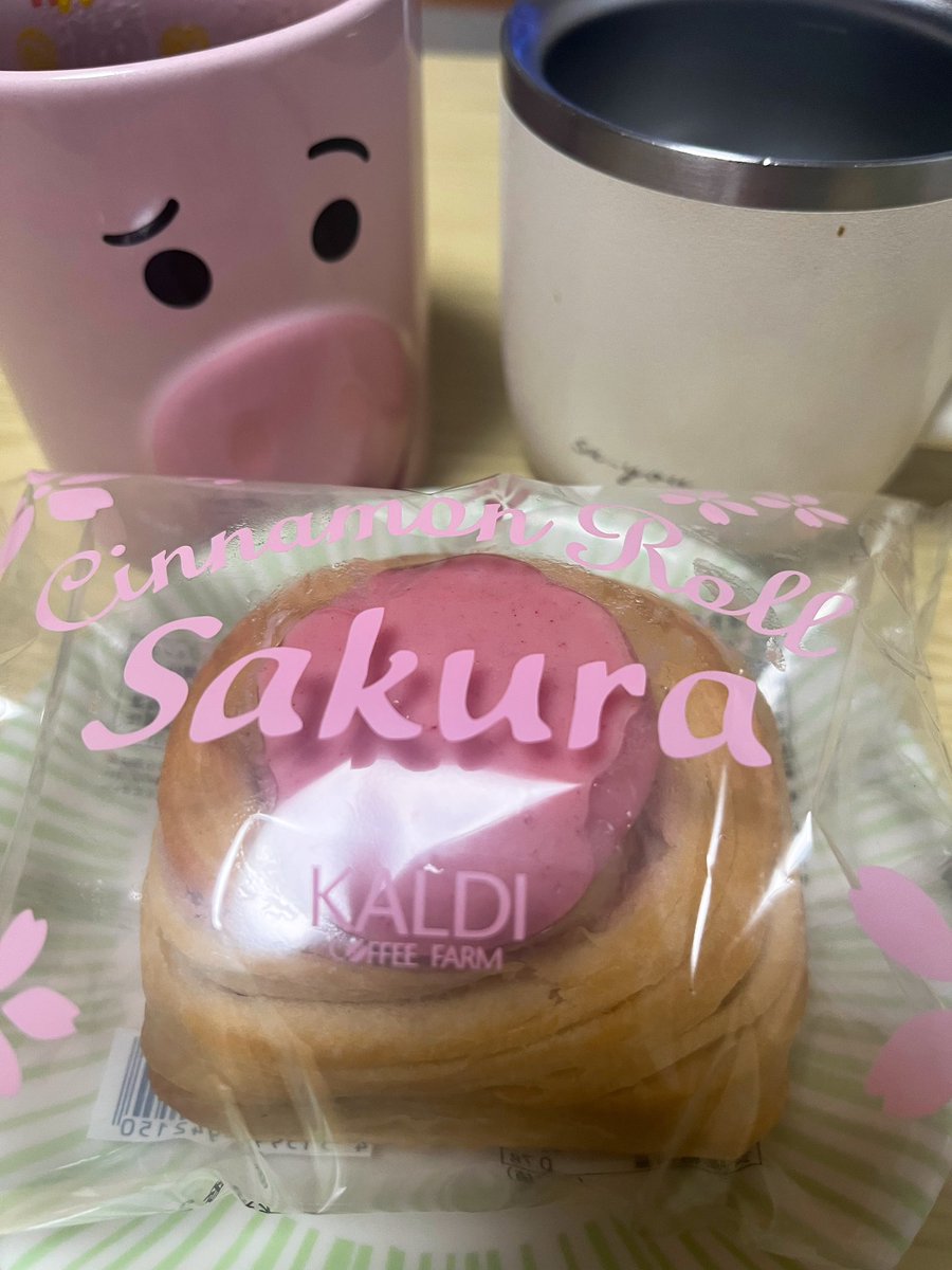 _janet_fu's tweet photo. おはようございます
最近はカルディの
桜シナモンロールが好き！
#KALDY
#カルディ
#シナモンロール
#シナモンロール桜 https://t.co/9o6TiwxFsH