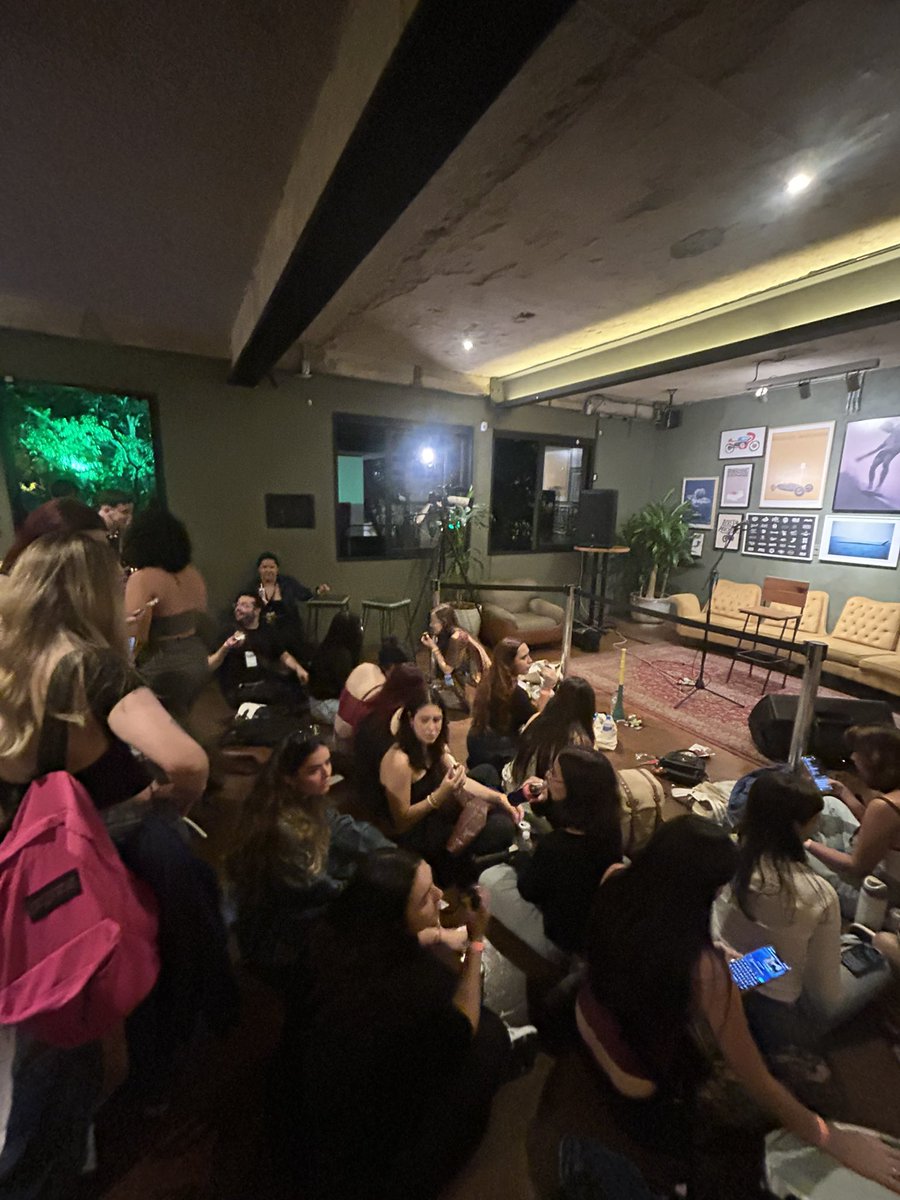 OneRuelBrasil's tweet photo. SUPER ACONCHEGANTE!
📸 | Espaço escolhido para o meet &amp; great do Ruel em São Paulo. ❤️ https://t.co/1Z0GxzI6aT
