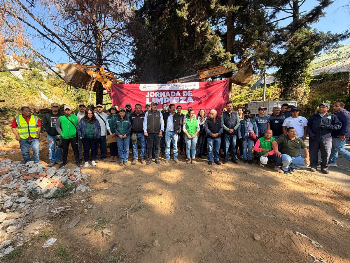 alhely_arronis's tweet photo. A través de nuestra Dirección de Protección y Restauración del #MedioAmbiente y en coordinación con el ayuntamiento de #VillaGuerrero realizamos un #JornadaDeLimpieza, donde junto a vecinas y vecinos logramos recolectar:

🍃7 toneladas de residuos sólidos urbanos.
🍃3,000 envases de agroquímicos.
🍃38 metros cúbicos de plástico de invernadero.
🍃8 neumáticos en desuso.

#ElPoderDeServir