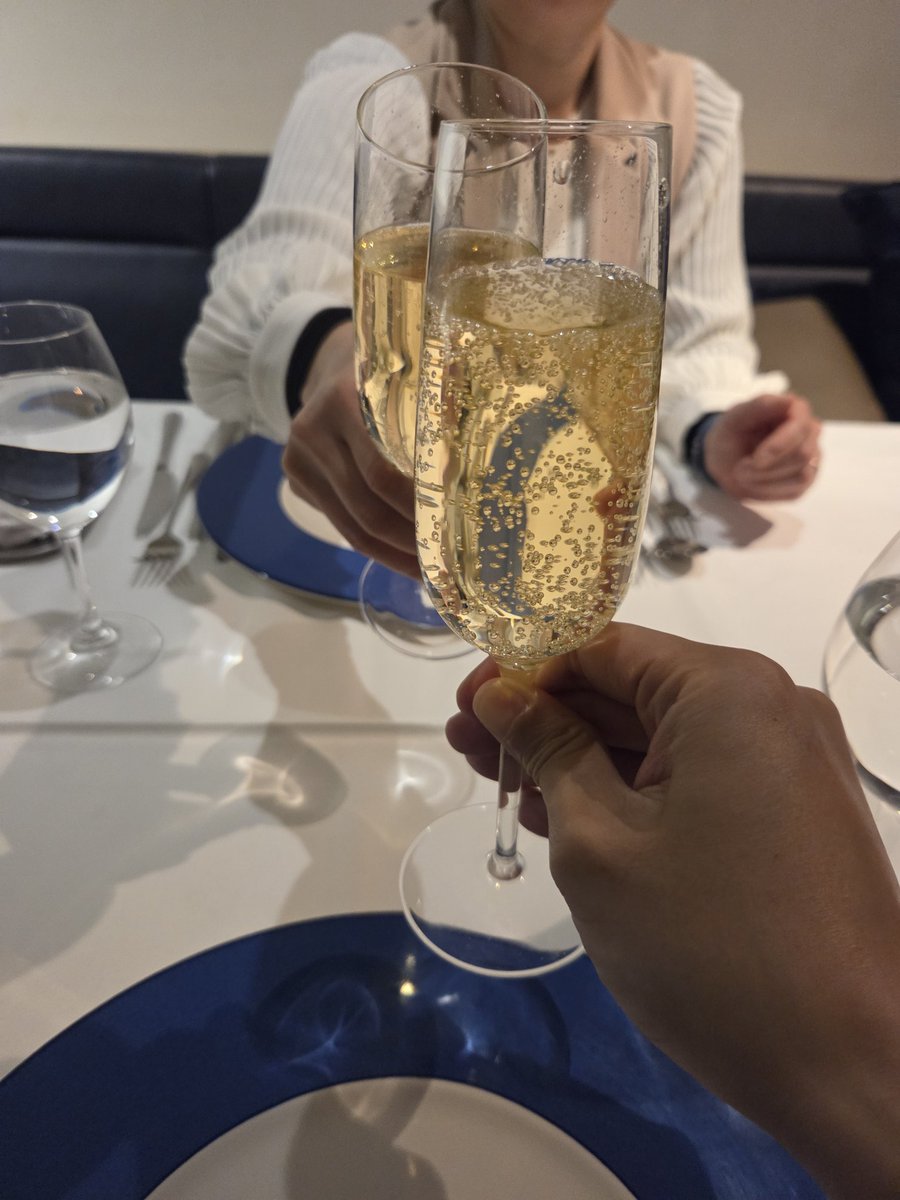 嫁さんの誕生日祝いにこちらへ🥂

何かお祝いとかの時に行くお店です

前菜の蟹のジュレが大好きです😋

ご馳走さまでした🙏