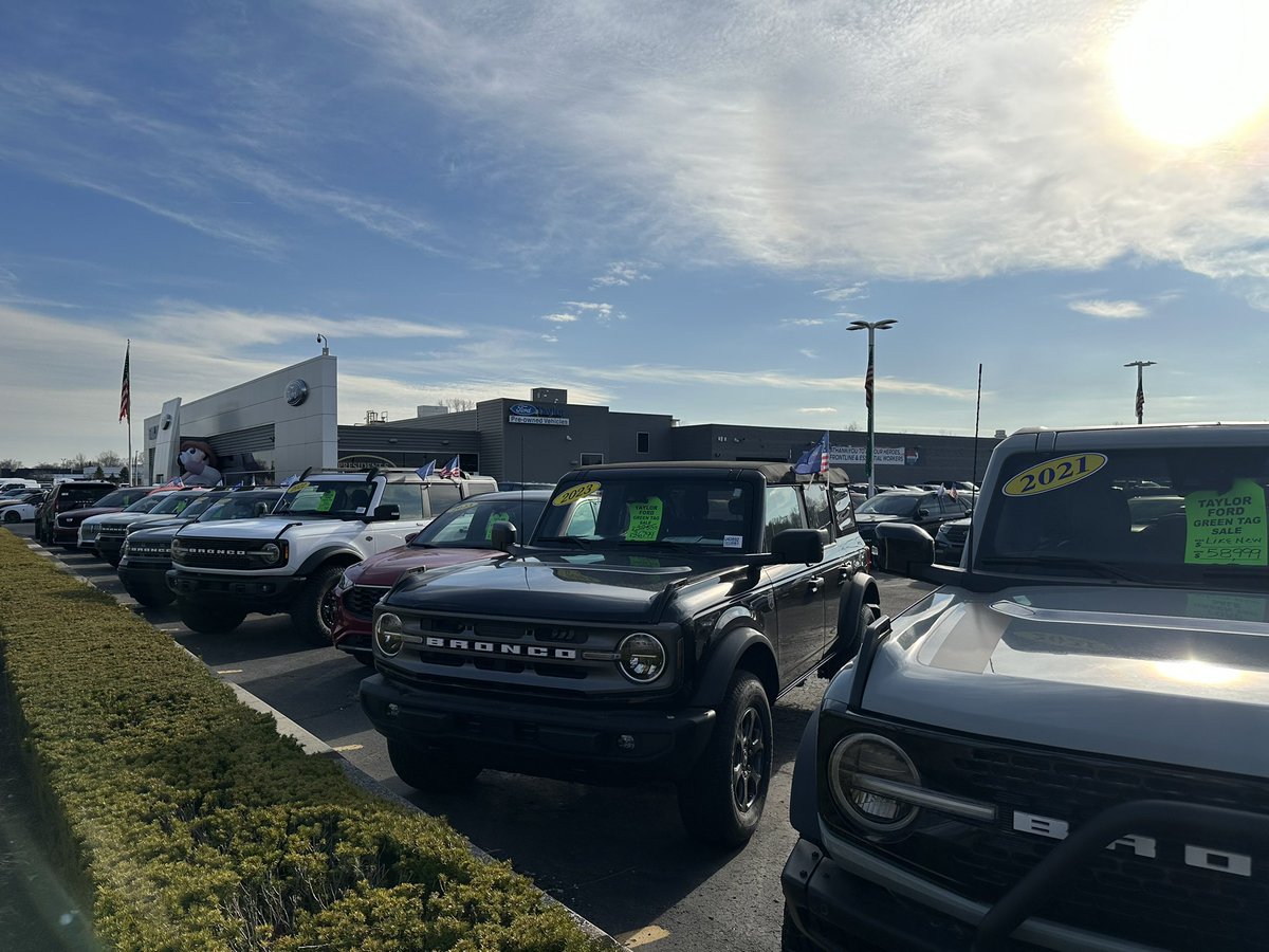 100.3 WNIC tweet media