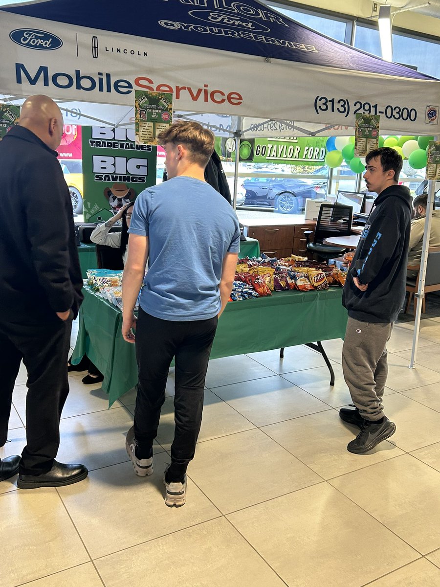 100.3 WNIC tweet media